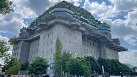 Frontalansicht des begrünten Hochbunkers auf dem Hamburger Heiliggeistfeld. 