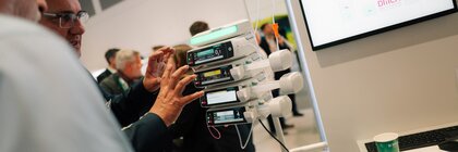 Besucher betrachten ein digitales Infusionssystem an einem Medizintechnik-Stand