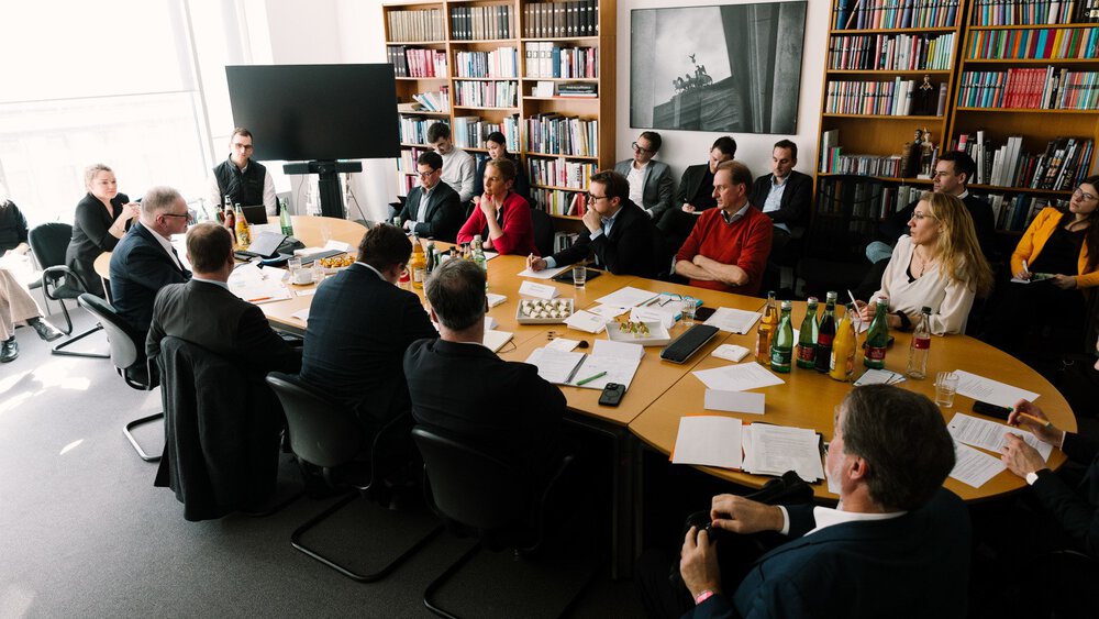 Menschen sitzen um Roundtable beim SZ Dossier 