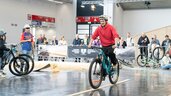 Mountainbiker fährt bei einer Fahrradshow über einen Hindernisparcours.
