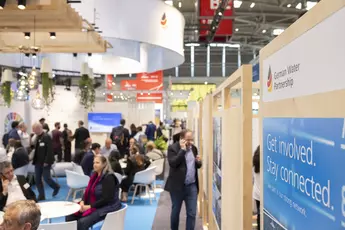 Besucher auf der Fachmesse zum Thema Entsorgung, Wasser- und Kreislaufwirtschaft. Im Vordergrund ist ein Plakat vom der Firma German Water Partnership mit dem Slogan: „Get involved. Stay connected“ zu sehen.
Im Hintergrund sieht man viele Besucher, die telefonieren, sich unterhalten und networken.