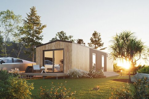 Moderne Holzhütte mit großen Fenstern, umgeben von Bäumen und Gras, bei Sonnenuntergang. Auf dem Rasen sitzt ein kleiner Hase.