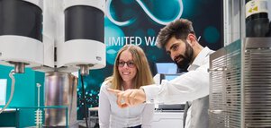 Technical discussion at a materials testing machine