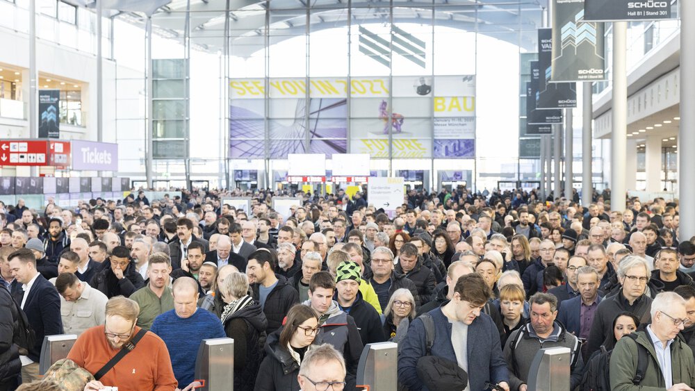 At BAU 2025, a huge number of visitors stream through the admission control.