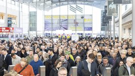 Auf der BAU 2025 strömt eine riesige Menge Besucher durch die Einlasskontrolle.