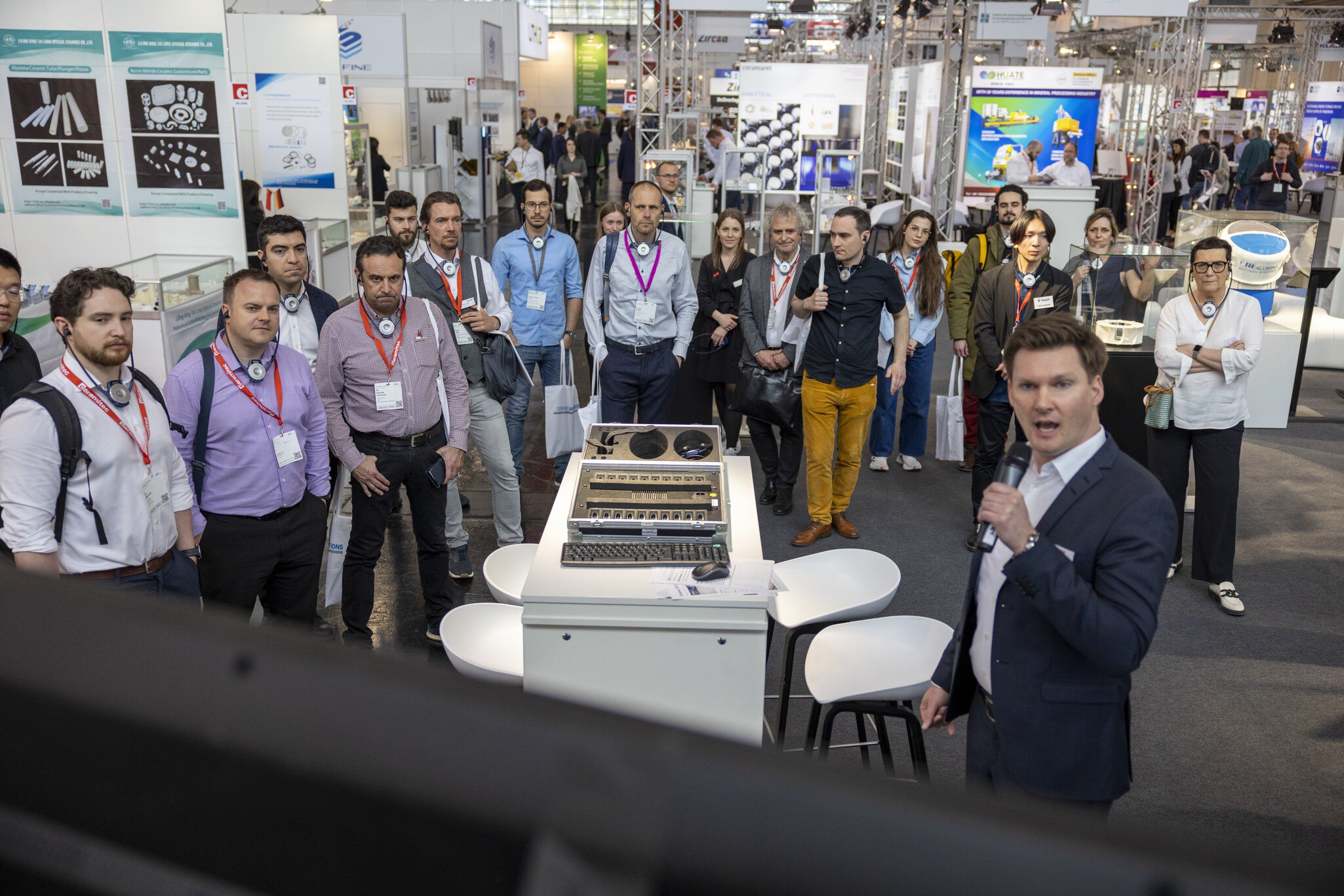 Ein Mann hält einen Vortrag vor einer Gruppe von Menschen auf der ceramitec.
