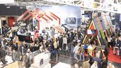 A bird's eye view over numerous visitors to BAU, who are visiting various exhibition stands on the subject of “Roofs”.