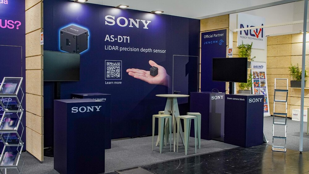 Sony-Messestand mit großflächigem Banner zum AS-DT1 LiDAR-Präzisionstiefensensor, QR-Code, Monitoren sowie Sitzmöbeln.