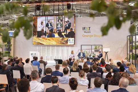 Das Publikum verfolgt eine Podiumsdiskussion auf der 