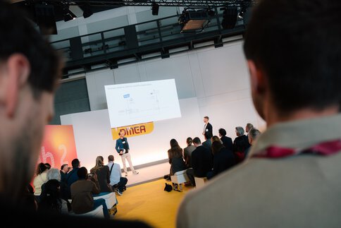 Fachvortrag auf der Hub-Stage der DMEA mit Präsentation und Publikum