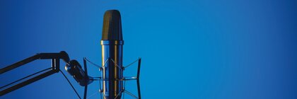 Ein Mikrophon vor einem dunkelblauen Hintergrund