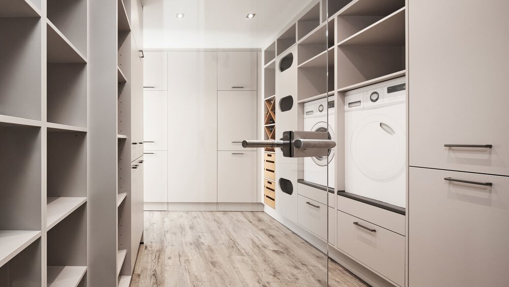 Moderne Waschküche mit eingebauter Waschmaschine, Trockner, Regalen, Schränken und Holzfußböden.