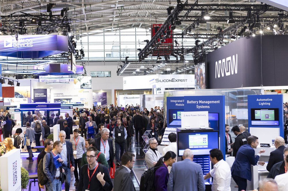 Die geschäftige Atmosphäre der Messe war spürbar, Aussteller und Besucher knüpften an den Messeständen eifrig Kontakte und tauschten sich über die neuesten Innovationen für die electronica 2024 aus.