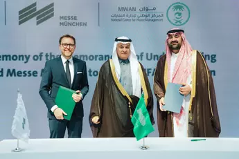 Dr. Abdullah Al Sebaei and Stefan Rummel with the signed letter of intent in the presence of His Excellency Abdurrahman bin Abdul Mohsen Al-Fadhli