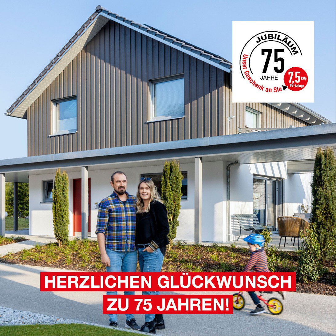 Ein lächelndes Paar steht vor einem modernen Haus; das Kind fährt Fahrrad. Text: Herzlichen Glückwunsch zu 75 Jahren!.