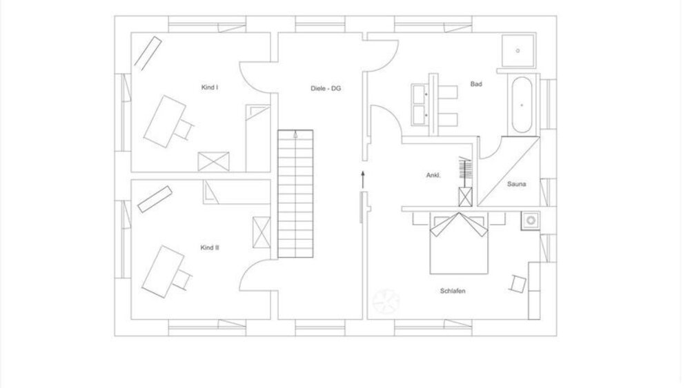 Schwarz-weißer Architekturgrundriss mit beschrifteten Räumen, Möbeln und Treppen in der Mitte.