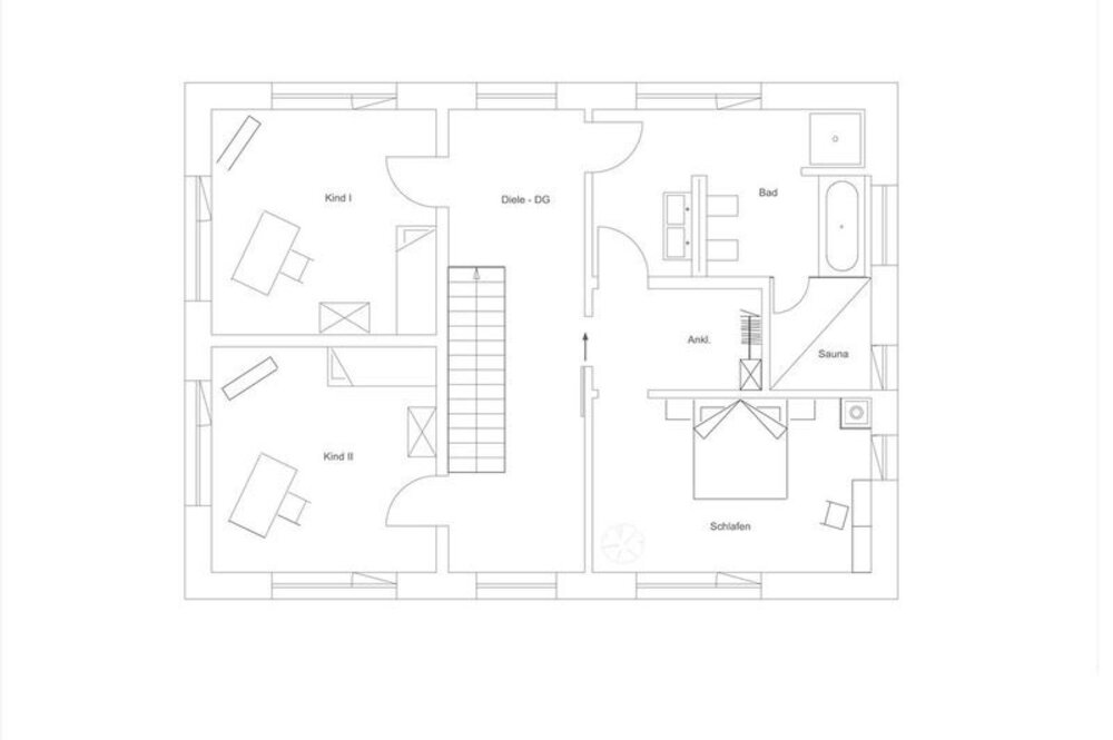 Schwarz-weißer Architekturgrundriss mit beschrifteten Räumen, Möbeln und Treppen in der Mitte.