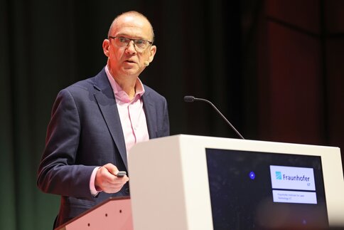 Trevor Ness am Rednerpult des Fraunhofer ILT