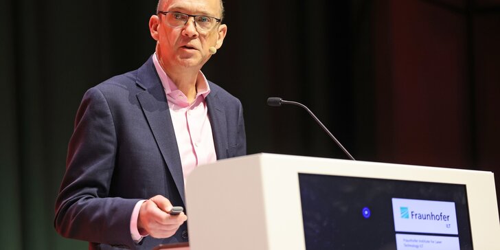 Trevor Ness am Rednerpult des Fraunhofer ILT
