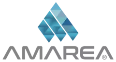 AMAREA Logo mit klarem grauen Schriftzug unter einem Design aus in verschiedenen Blautönen schattierten Dreiecken.