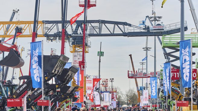 Freigelände der Messe mit vielen Kranen im Hintergrund.