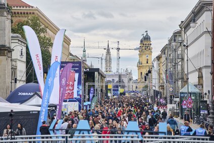 auf dem Bild sieht man den mit Menschen gefüllten IAA Mobility Open Space in München