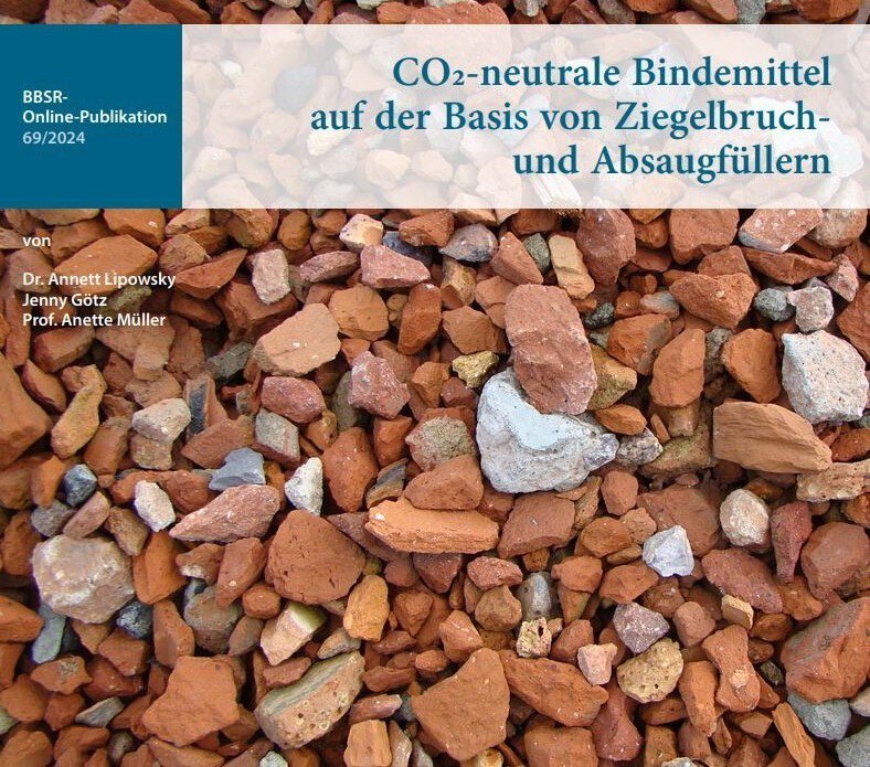 Stapel zerbrochener roter und orangefarbener Ziegel mit einer deutschen Textüberlagerung zum Thema CO2-neutrale Bindemittel.