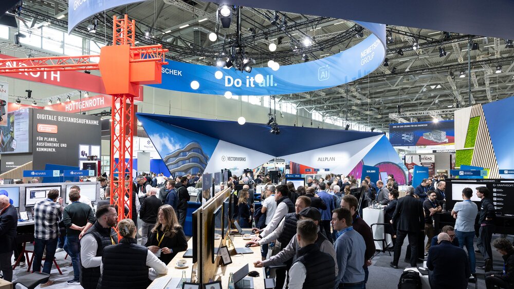 Messestand mit vielen Besuchenden, ein roter Krahn als Dekoration