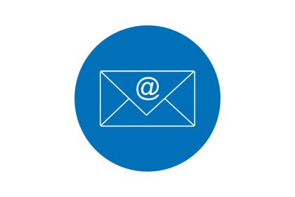 Weißes E-Mail-Icon auf blauem Kreis-Hintergrund.