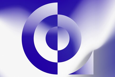  Abstraktes blaues und weißes geometrisches Design mit Kreisen und gebogenen Formen vor einem Hintergrund mit weichem Farbverlauf. 