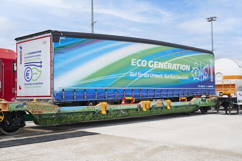 Ein Container mit der Aufschrift „Eco Generation“ steht auf einem bemalten Tragfahrwerk mit Ameisenmotiven.