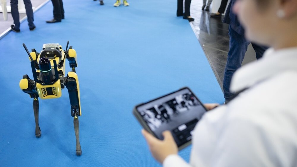 330 Aussteller präsentierten ihre digitalen Innovationen wie hier einen mobilen Baustellenroboter. 