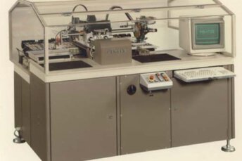 Bestückungsautomat Siemens MS 72 aus dem Jahr 1986 mit Schutzverkleidung und Bedienkonsole mit Monitor und Tastatur.