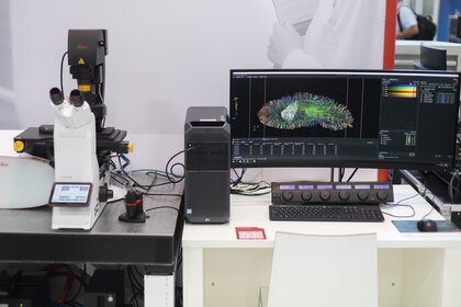 On the left is a microscope connected to a screen. This displays the image of the sample under the microscope.