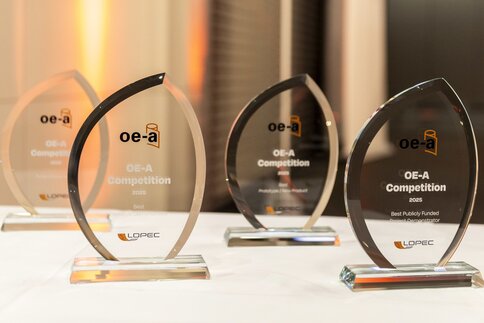 Vier weitgehend identisch aussehende „OE-A Competition“ Trophäen für unterschiedliche Leistungen aus Glas.