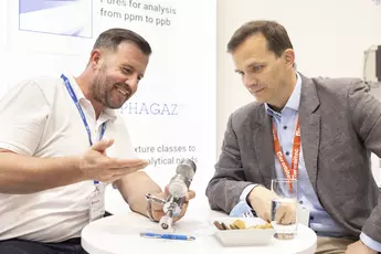 Two businessmen in a consultation situation about a food-safe gas appliance