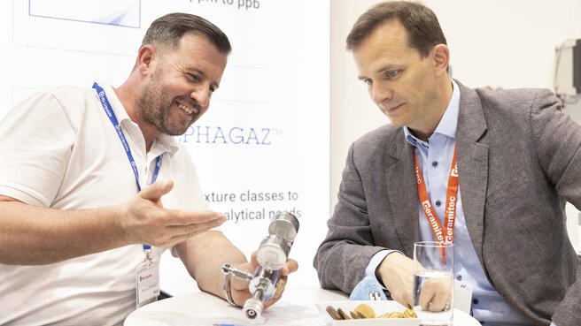 Two businessmen in a consultation situation about a food-safe gas appliance