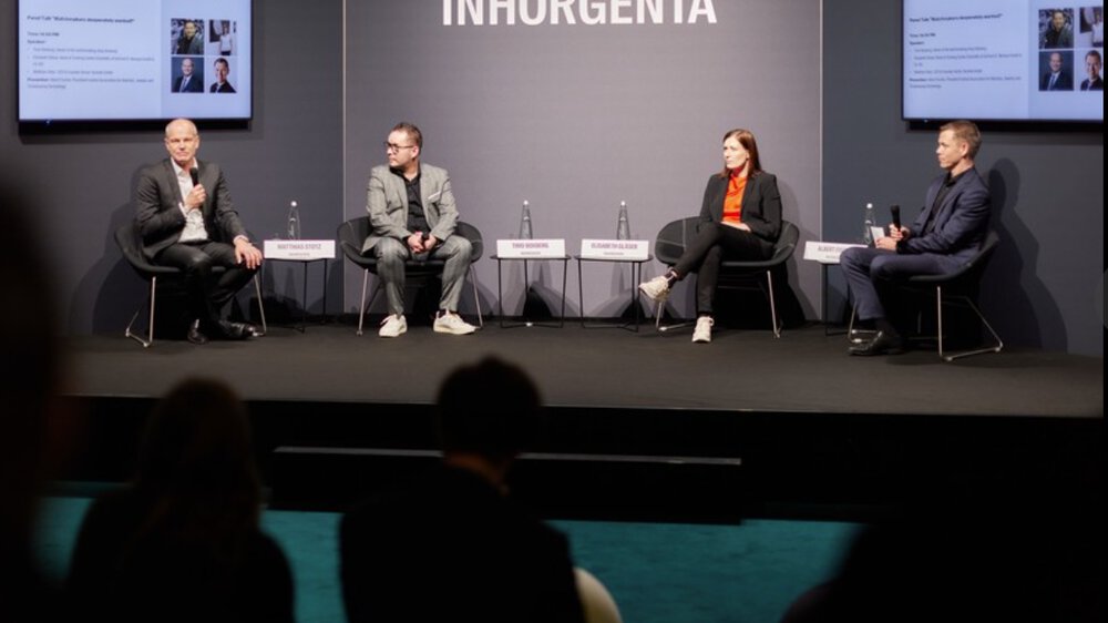 Vier Diskussionsteilnehmer sitzen bei einer INHORGENTA-Veranstaltung auf einer Bühne und sprechen zum Publikum.