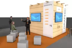 Messestand mit Personen, Bildschirmen und Logos auf einer Holzkonstruktion, inklusive Präsentationsaufbau.