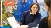 Consultation on travel at a trade fair stand