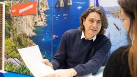 Beratungsgespräch über Reisen auf einem Messestand