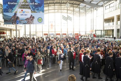 Großer Besucherandrang an den Drehkreuzen am Eingang der f.re.e Messe.