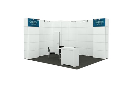 Messestand mit weißen Wänden, einem schwarzen Stuhl, einem Tisch und einer Theke.