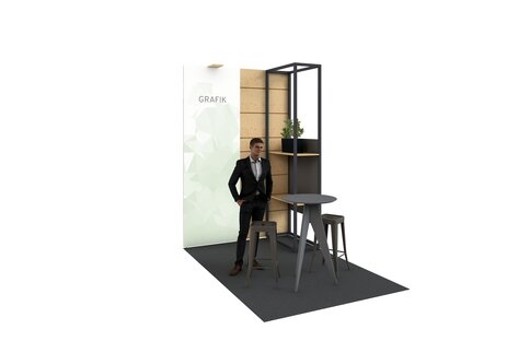 3D-Darstellung eines einfachen Messestandes mit einer Ausstellerwand mit Platz für eine Grafik, einem Regal, einem Tisch und zwei Hockern.