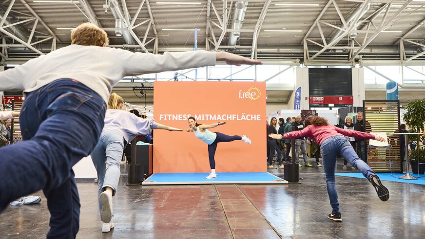 Trainerin leitet eine Fitness-Session auf der Mitmachfläche der Messe 