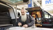 Ein Besucher inspiziert verschiedene Caravane auf der Messe f.re.e 2025 und entdeckt verschiedene Modelle.