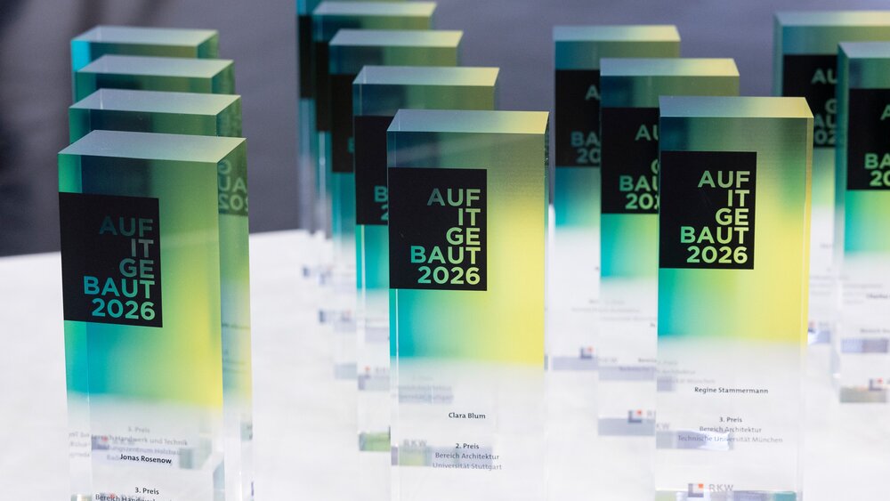 Mehrere Awards mit der Aufschrift 