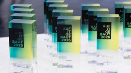 Mehrere Awards mit der Aufschrift 