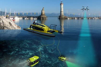 Luftdrohnen und Unterwasserroboter erkunden einen Hafen mit einem Leuchtturm und Booten im Hintergrund.