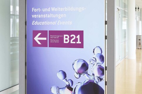 Ein Schild führt Richtung B21 zu Fort- und Weiterbildungsmaßnahmen